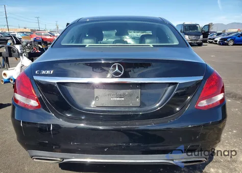 2016 Mercedes-Benz C 300 z USA, uszkodzony, nr VIN 55SWF4JB2GU121364